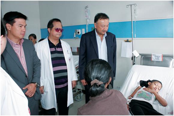 A young dengue victim is shown confined at Quezon City General Hospital Pedia Ward, as hospital director Dr. Edgardo V. Salud, REAP Chief Advocate HRH Tunku Naquiyuddin and Yngentech, Inc.  President Eugenio S. Ynion, Jr. look on.